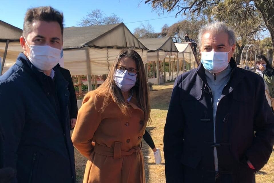 Obispo Trejo: Provincia entregó 1.000.000 de pesos a emprendimiento de floricultores