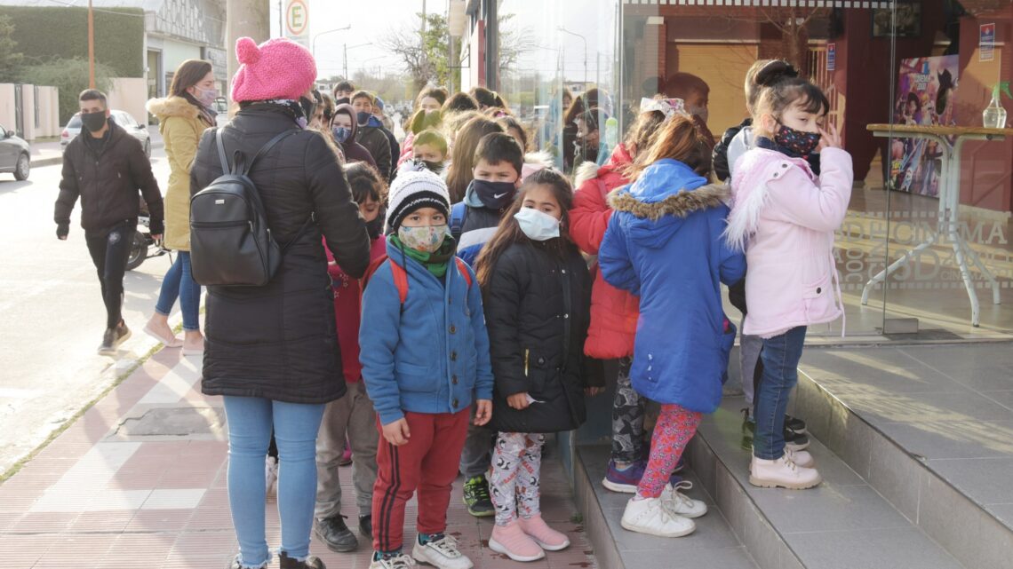 Arroyito: Los niños de La Curva y El Fuertecito fueron al cine en vacaciones