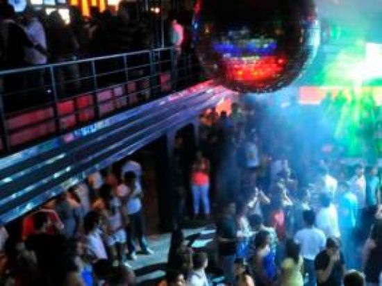 En Brinkmann vuelve la actividad nocturna hasta las 5 hs y con un cupo de 400 personas