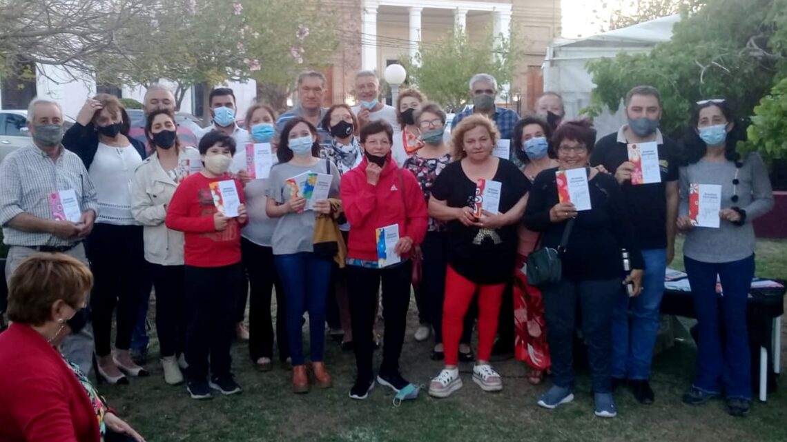 Villa Santa Rosa: Presentaron el libro Aromas Cercanos