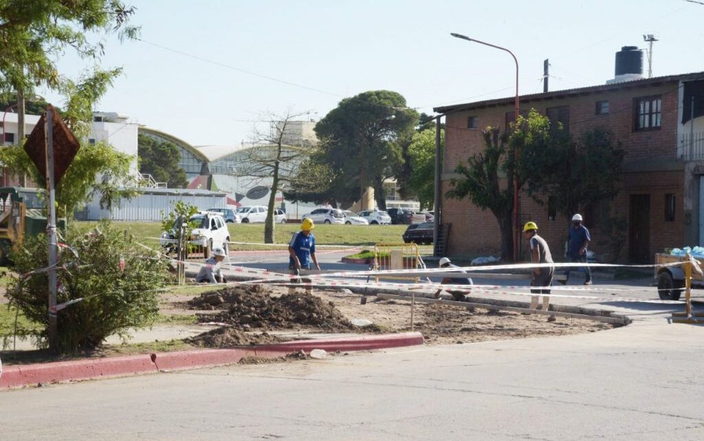 Arroyito: Continúan las obras en la plaza Plaza de Los Homenajes y calle Dalle Mura