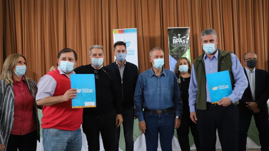 Schiaretti anunció desagües para Morteros y entregó aportes a productores de San Justo