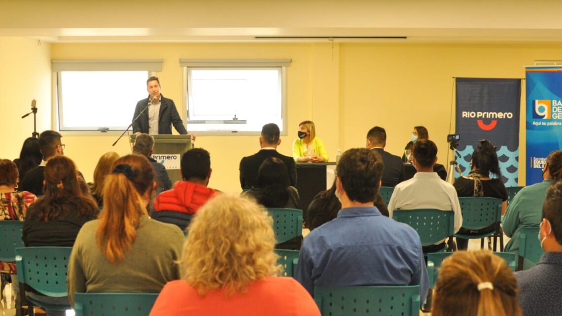 Calvo entregó créditos del Banco de la Gente en Río Primero