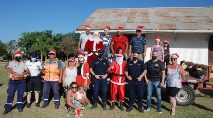 Ansenuza: Policías vestidos de Papá Noel dieron una sorpresa a los niños Ansenuza: Policías vestidos de Papá Noel dieron una sorpresa a los niños