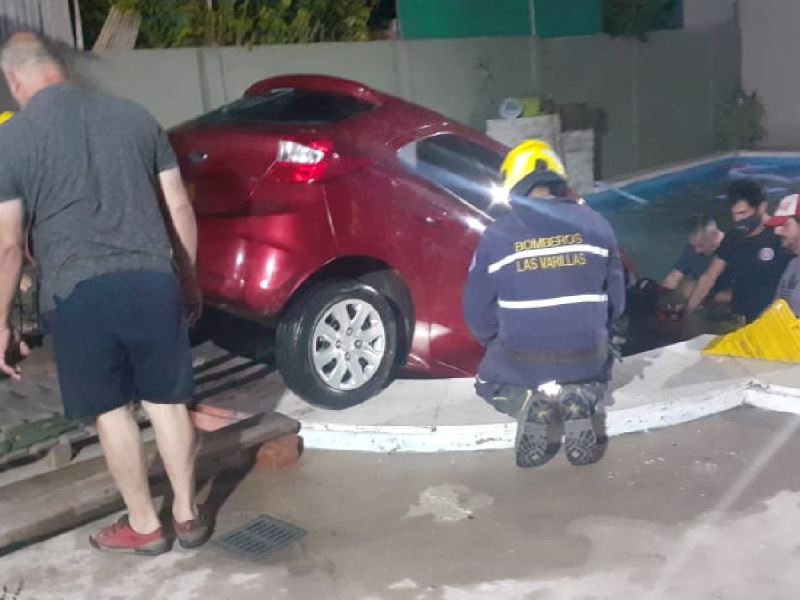 Región: Mujer perdió el control de su auto y lo “metió” a la pileta
