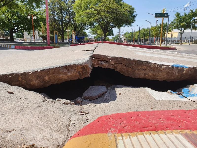 El calor provocó daños en el pavimento de un sector céntrico de Arroyito