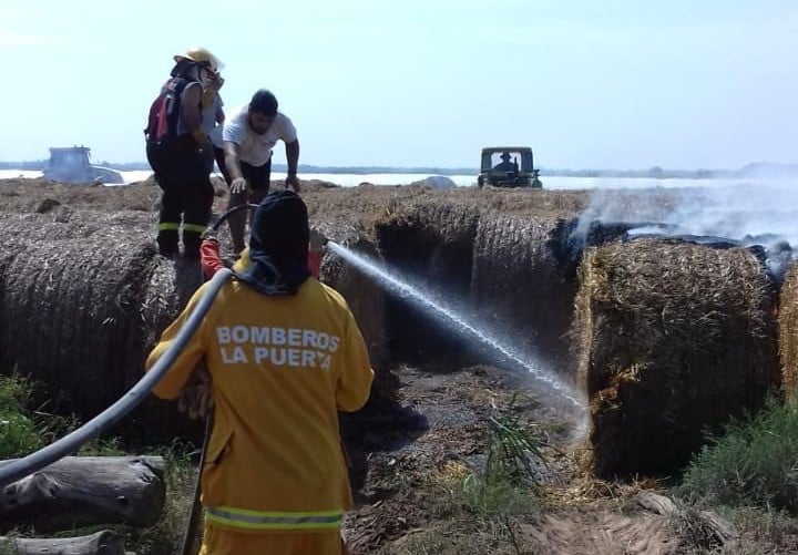 Bomberos trabajaron 11 horas para sofocar un incendio de rollos