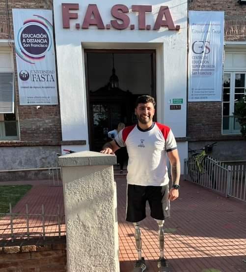 Ejemplo de superación. Facundo se recibió de profe de educación física a un año de ser amputado de sus piernas