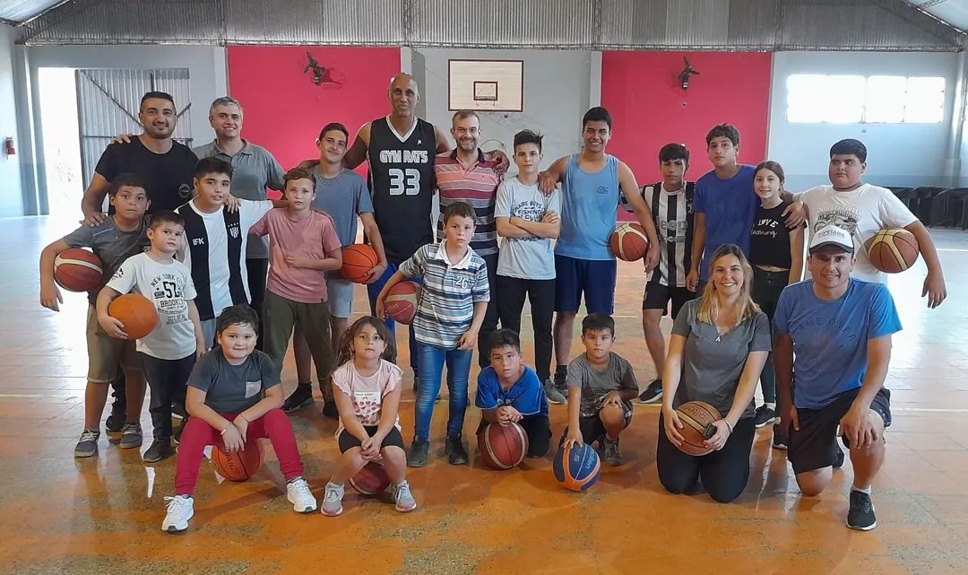 Villa Fontana: el ex basquetbolista Donald Jones practicó con niños de la localidad