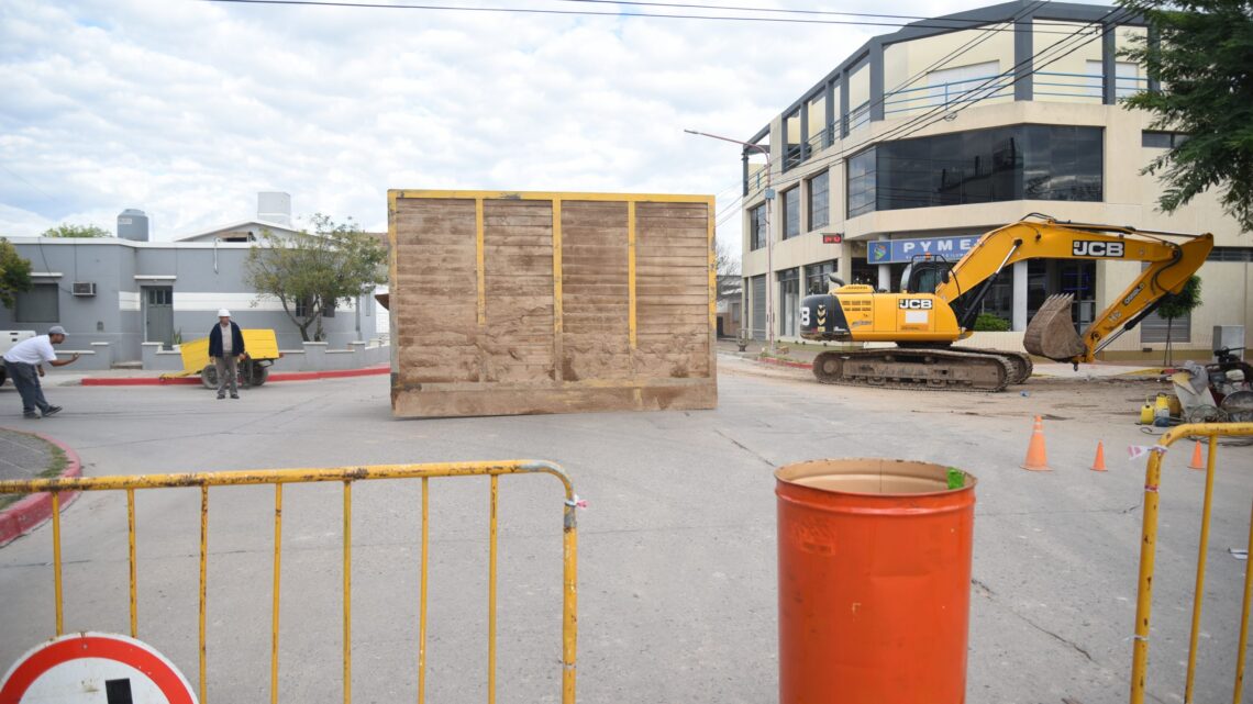 Arroyito: La mega obra de desagües llegó a la esquina de Mitre y Av. Moreno