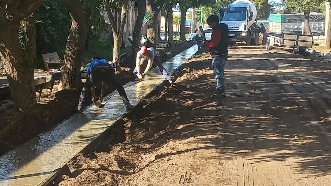 La Para: Sigue adelante la obra municipal de cordón cuneta