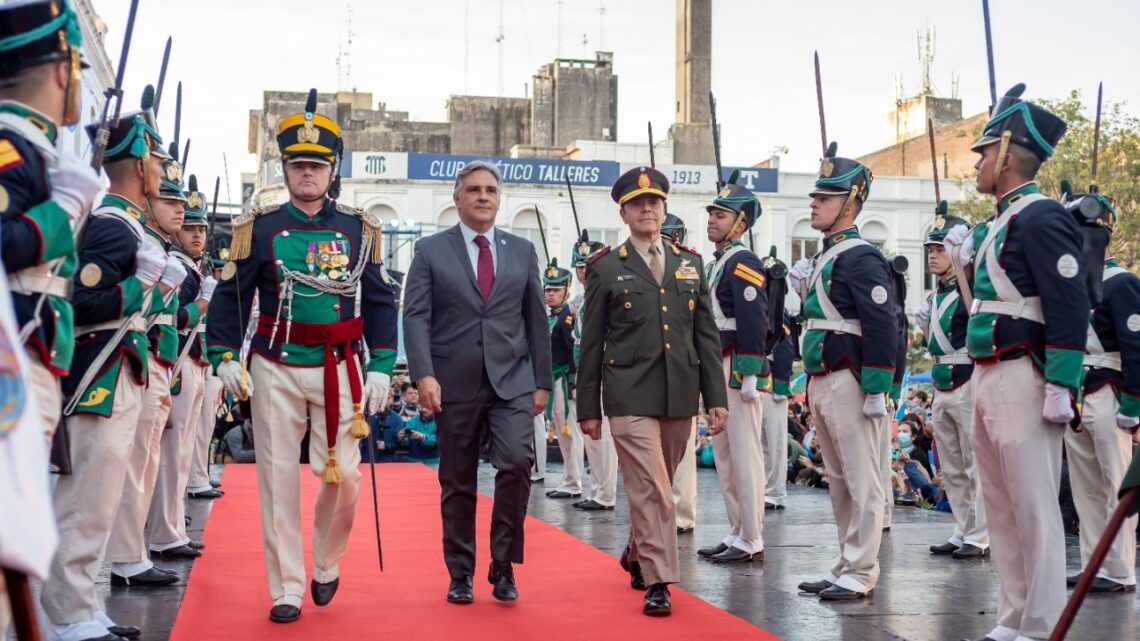 Llaryora encabezó el cambio de guardia en el Cabildo de la ciudad de Córdoba