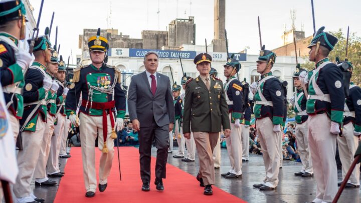 Llaryora encabezó el cambio de guardia en el Cabildo de la ciudad de Córdoba