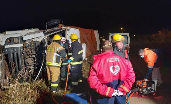 Morteros: Cayó a un canal con su camión y quedó atrapado en la cabina