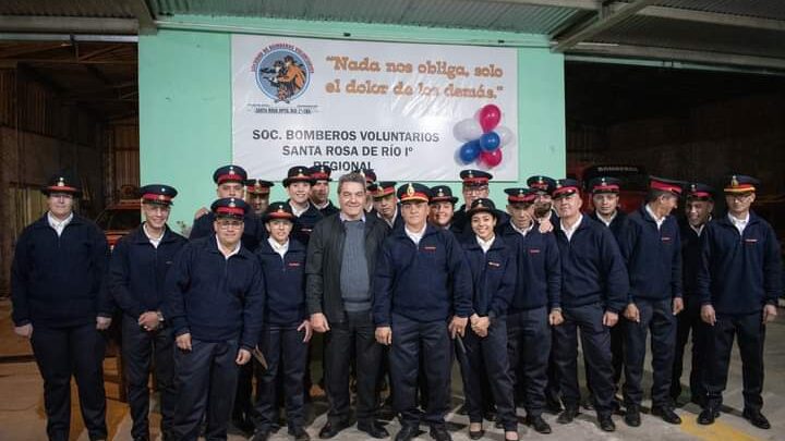 Villa Santa Rosa: Kieffer entregó aporte a Bomberos Voluntarios en un acto oficial por su día