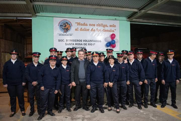 Villa Santa Rosa: Kieffer entregó aporte a Bomberos Voluntarios en un acto oficial por su día