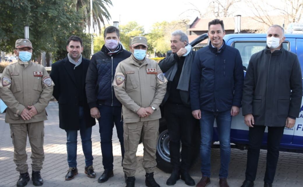 Las Varillas: Manuel Calvo anunció la construcción de un playón deportivo y entregó una camioneta a la Patrulla Rural