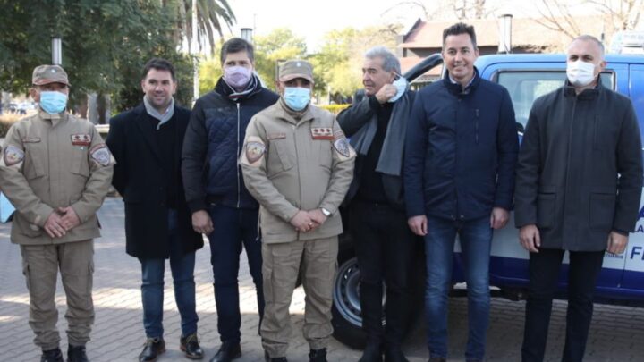 Las Varillas: Manuel Calvo anunció la construcción de un playón deportivo y entregó una camioneta a la Patrulla Rural
