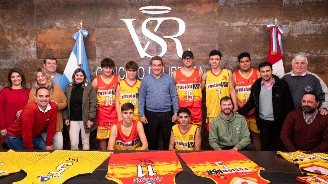 Villa Santa Rosa: Municipalidad e instituciones entregaron camisetas a Fusión Básquet