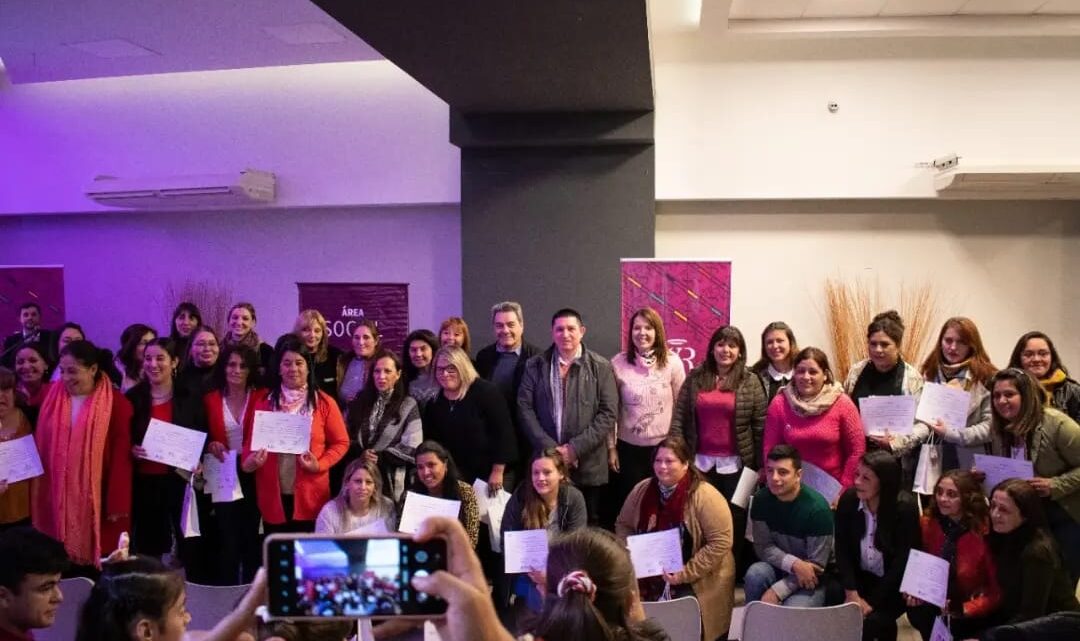 Villa Santa Rosa: Entregaron títulos a 33 nuevos Cuidadores Domiciliarios