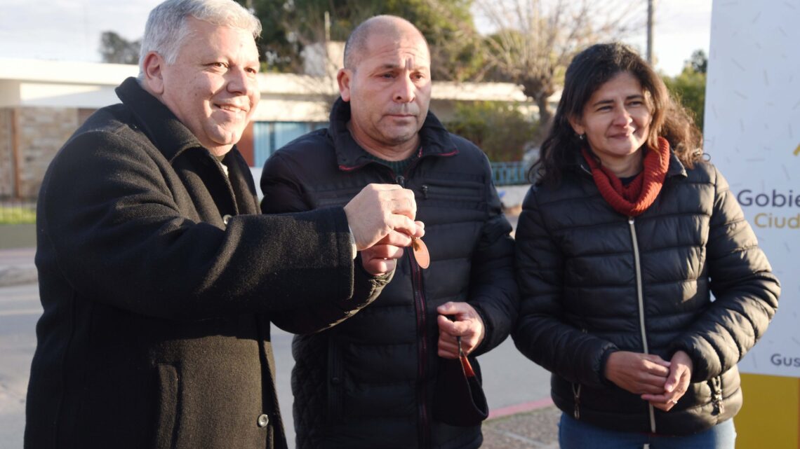 Arroyito: Benedetti entregó una vivienda y un terreno a veteranos de Malvinas