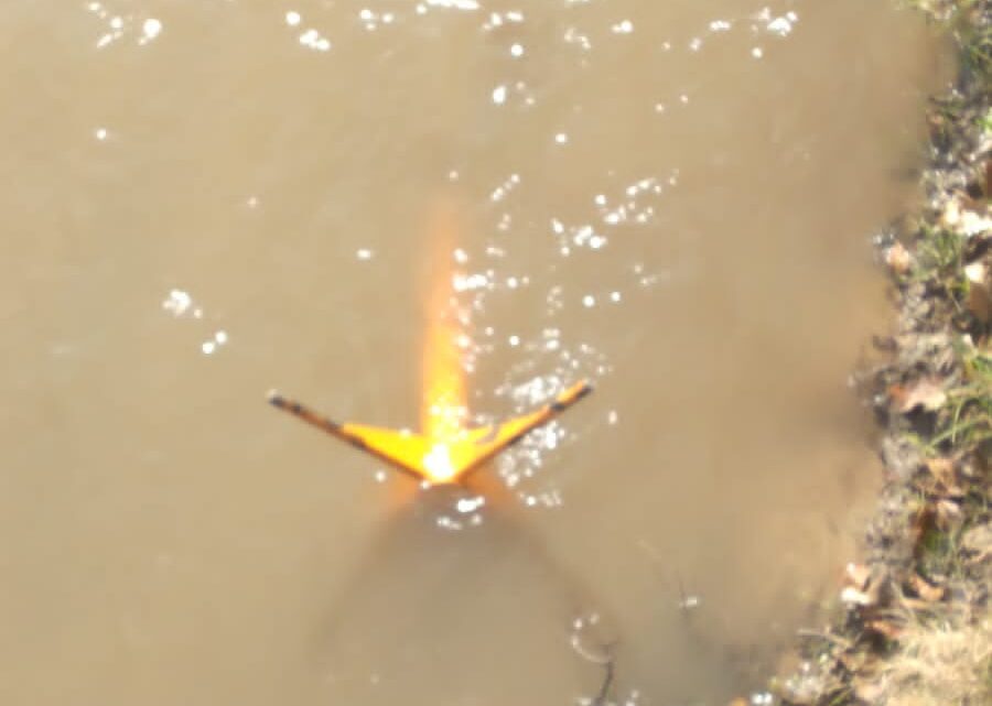 Arroyito: Arrancaron los molinetes del puente colgante y los tiraron al Río