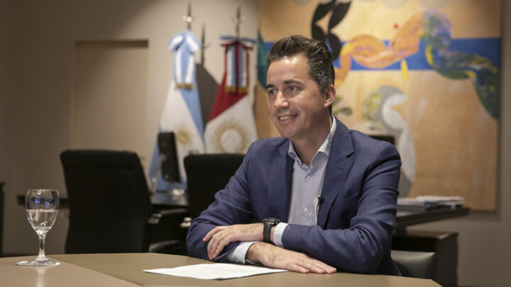 Calvo firmó el primer decreto digital con el que aprobó el Plan de Parlamento Abierto