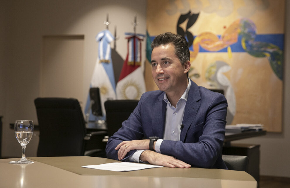 Calvo firmó el primer decreto digital con el que aprobó el Plan de Parlamento Abierto