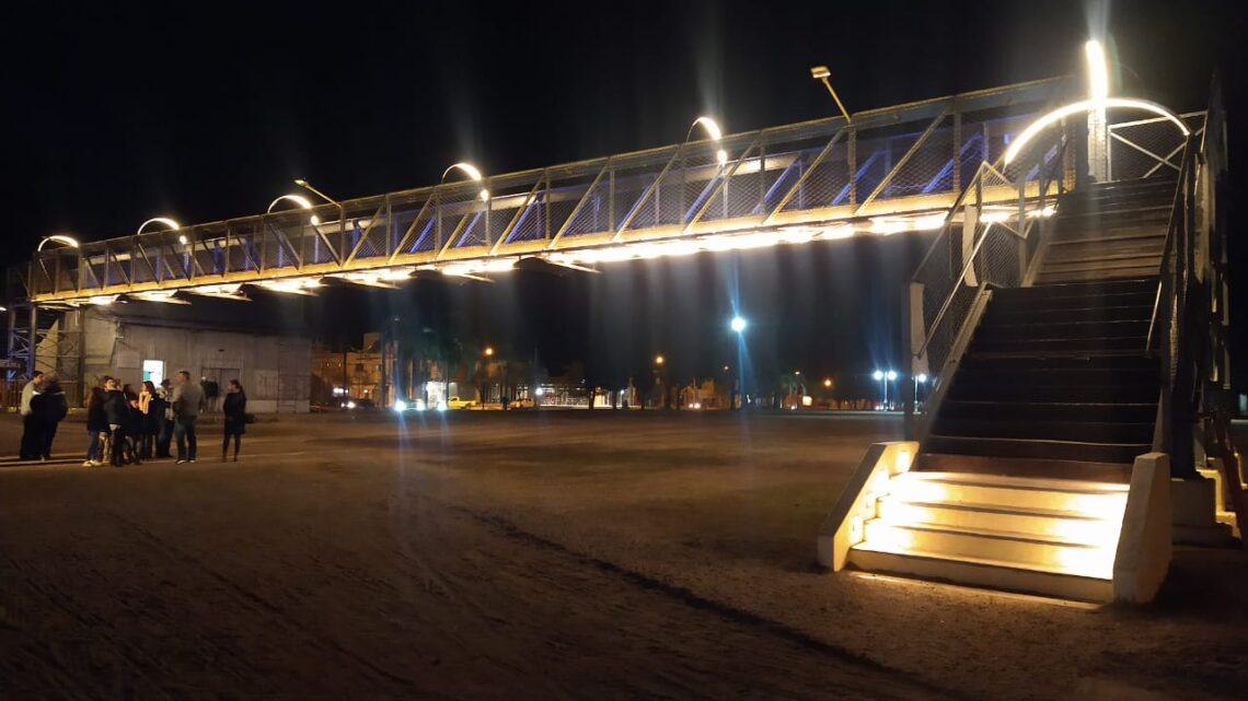 Balnearia: el intendente Méndez inauguró la nueva iluminación de la pasarela