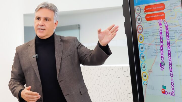 Llaryora presentó la nueva plataforma digital que permite saber cuándo pasa el colectivo
