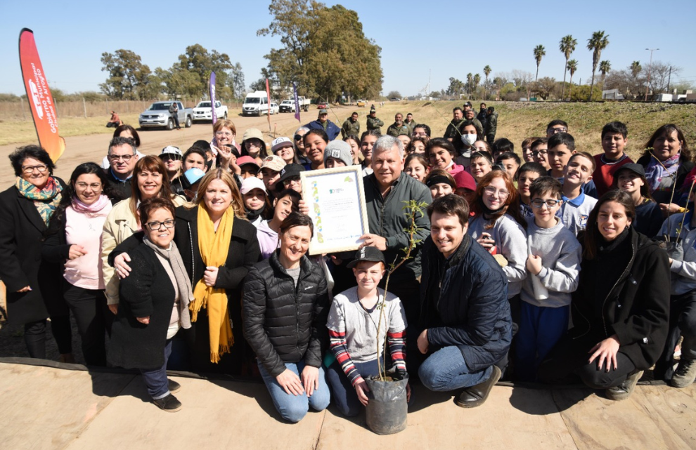 Arroyito celebró el Día del Árbol con una masiva plantación de especies nativas
