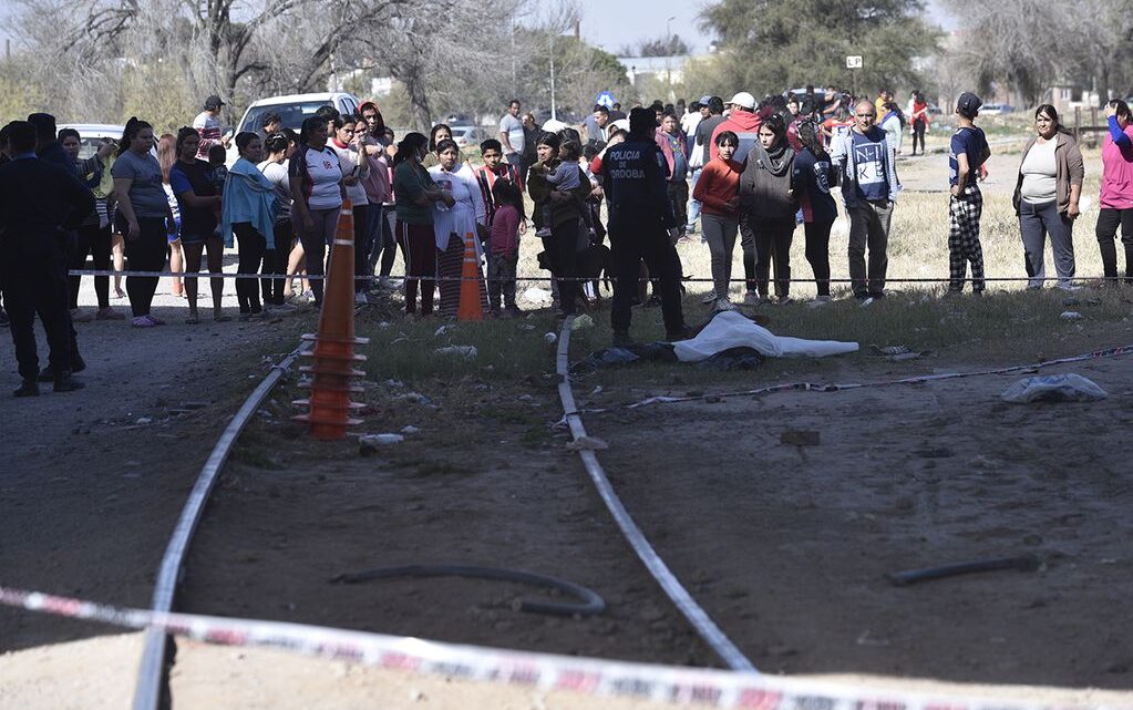 Tragedia en Córdoba: una mujer muere atropellada por el tren, después de salvar a su bebé