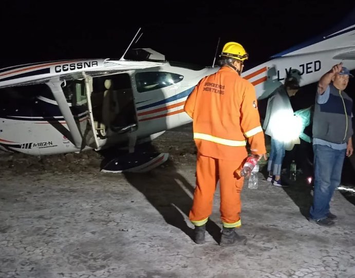 Bomberos rescatan a los ocupantes de una avioneta que aterrizó de emergencia