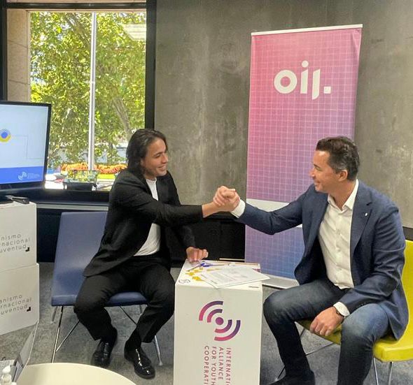 Manuel Calvo firmó un acuerdo de cooperación con el Organismo Internacional de Juventud