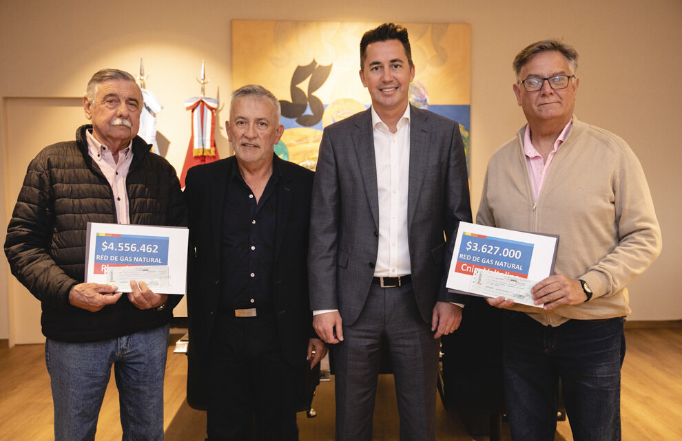 Calvo entregó fondos para la red de gas domiciliaria a Plaza Luxardo y Colonia Valtelina