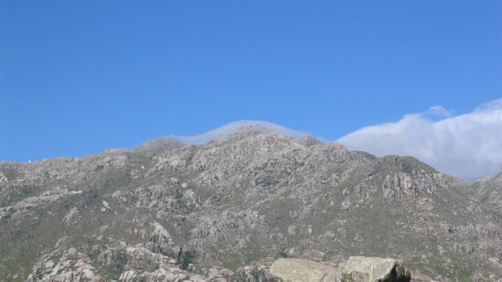 Rescatan a dos contingentes con niños varado en el Champaquí por la tormenta
