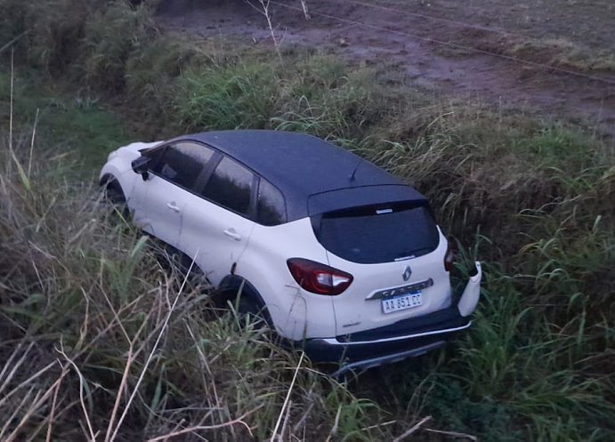 Encontraron en un canal un auto vinculado a delitos cometidos en Morteros