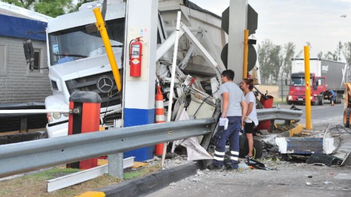 Grave accidente en el peaje de Devoto