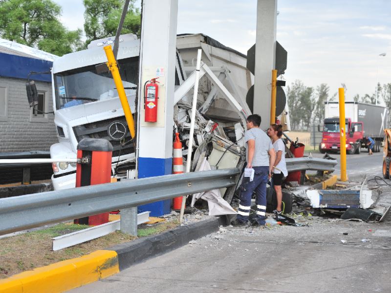 Grave accidente en el peaje de Devoto