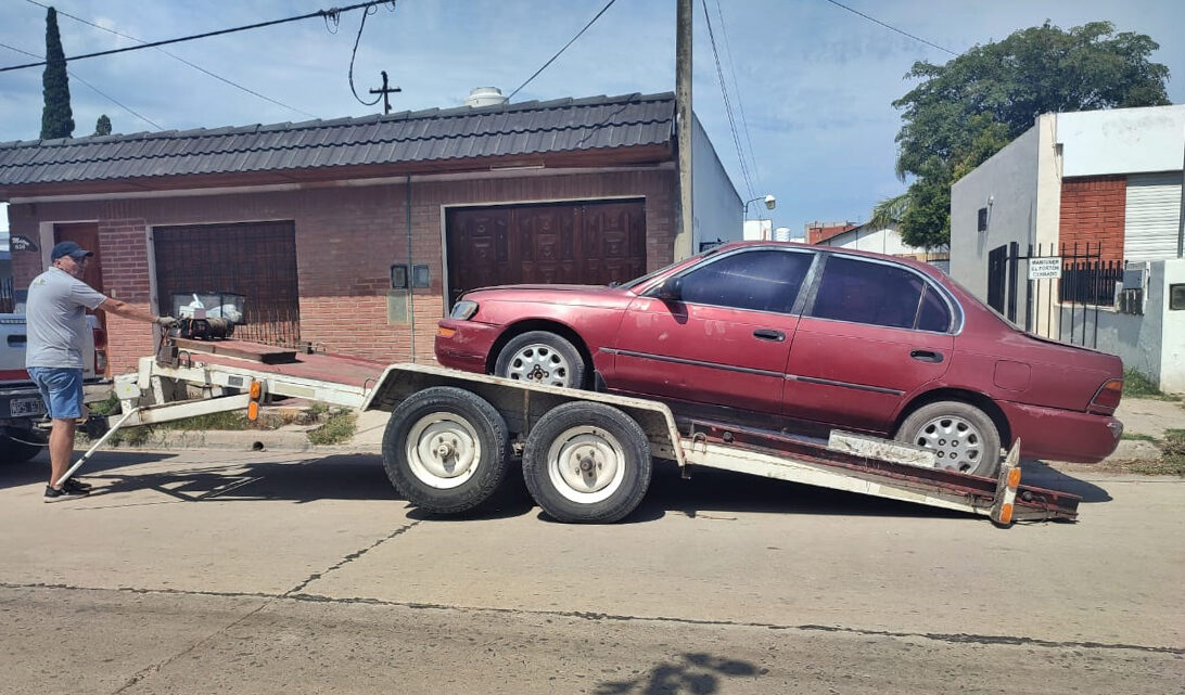 Arroyito: la Municipalidad sigue removiendo autos abandonados en la vía pública Arroyito: la Municipalidad sigue removiendo autos abandonados en la vía pública