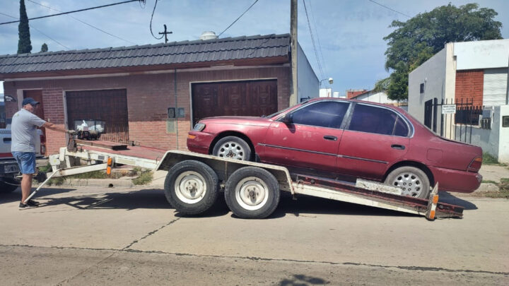 Arroyito: la Municipalidad sigue removiendo autos abandonados en la vía pública