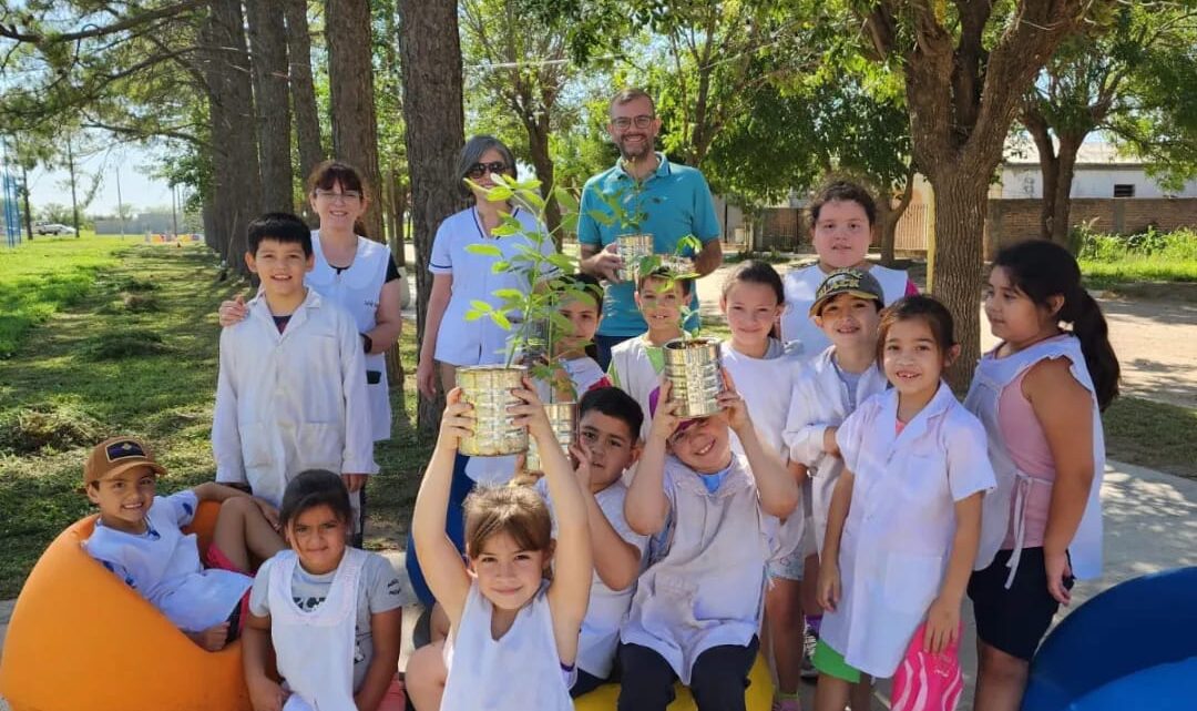 Villa Fontana: estudiantes y Municipalidad plantaron árboles en el marco de un proyecto ambiental
