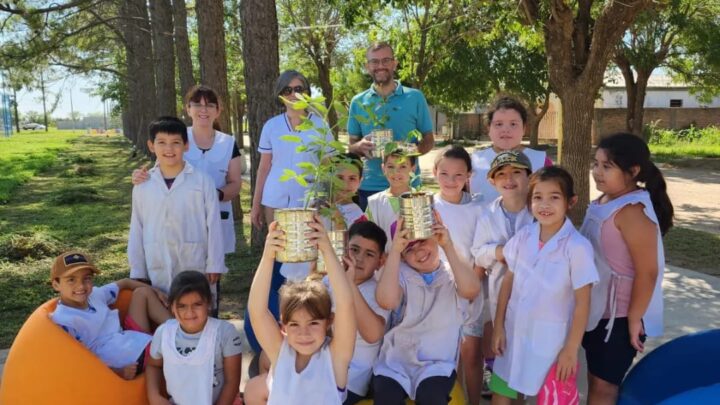 Villa Fontana: estudiantes y Municipalidad plantaron árboles en el marco de un proyecto ambiental