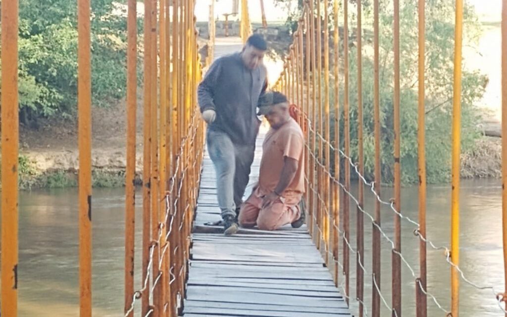 Arroyito: reparan el tradicional Puente Colgante Arroyito: reparan el tradicional Puente Colgante