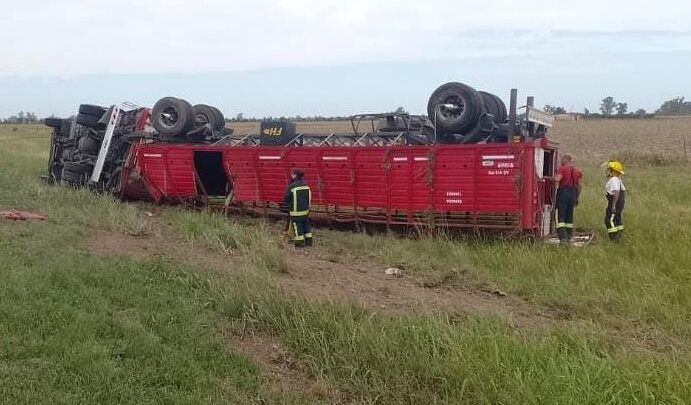 Un camión y un auto chocaron cerca de Suardi