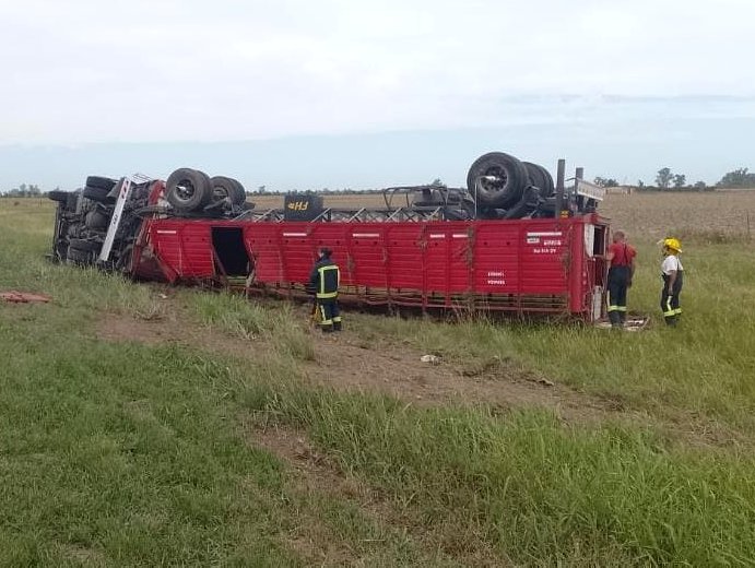 Un camión y un auto chocaron cerca de Suardi