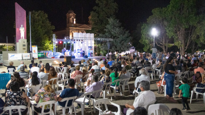 Villa Santa Rosa volvió a vivir su fiesta popular en la plaza