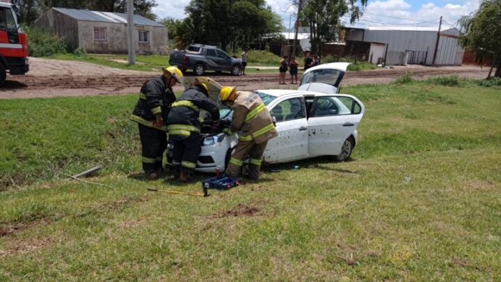 Perdió el control de su auto y tumbó, viajaba con su familia