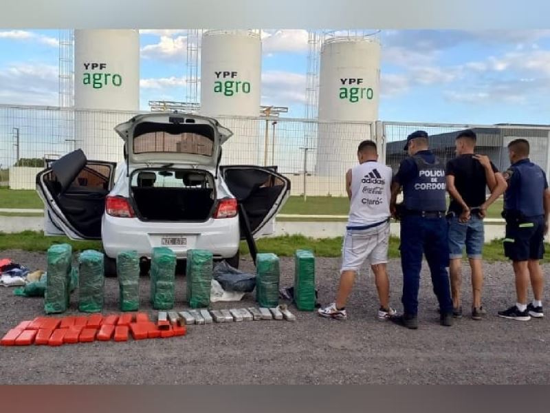 Caminera secuestró 300 kilos de marihuana en el acceso a San Francisco Caminera secuestró 300 kilos de marihuana en el acceso a San Francisco