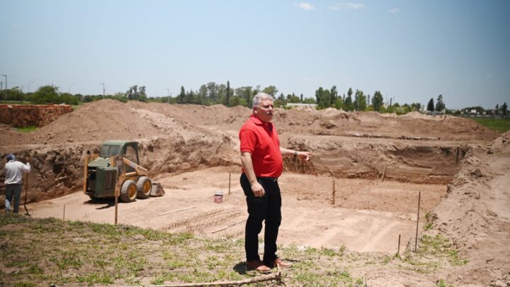 Arroyito: contruyen la pileta municipal con un parque recreativo
